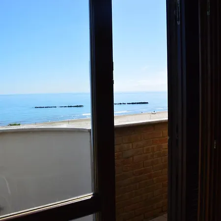 公寓 Mansarda Fronte Mare Con Servizio Incluso A 阿布鲁齐的罗塞托