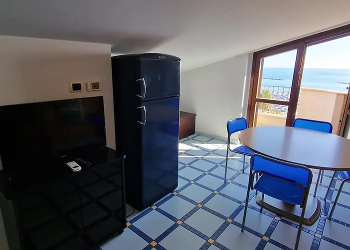 Apartman Mansarda Fronte Mare Con Servizio Incluso A