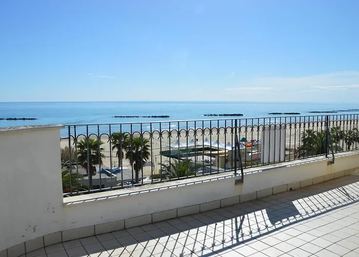 Mansarda Fronte Mare Con Servizio Incluso A Apartman *