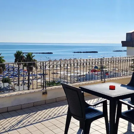 شقة Mansarda Fronte Mare Con Servizio Incluso A روزيتو ديلي أبروتسي