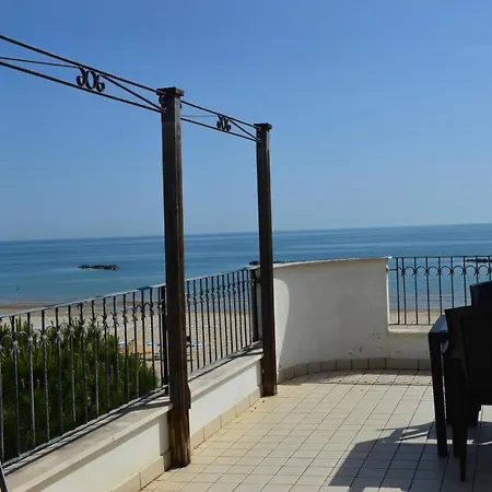 Appartamento Mansarda Fronte Mare Con Servizio Incluso A Roseto Degli Abruzzi