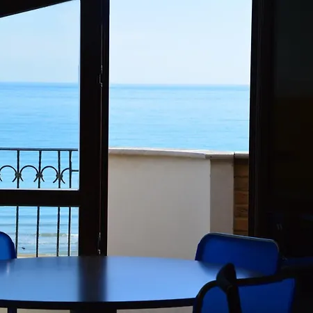 Appartamento Mansarda Fronte Mare Con Servizio Incluso A *