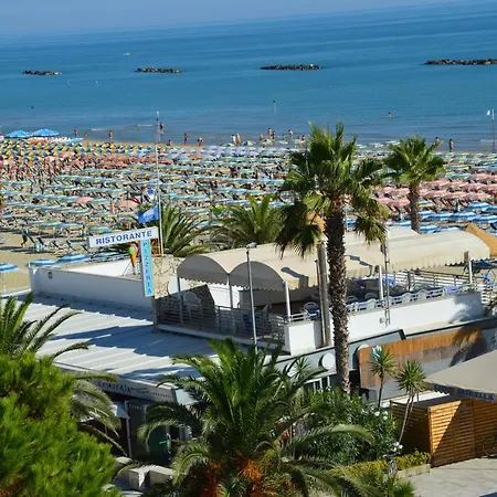 Appartamento Mansarda Fronte Mare Con Servizio Incluso A