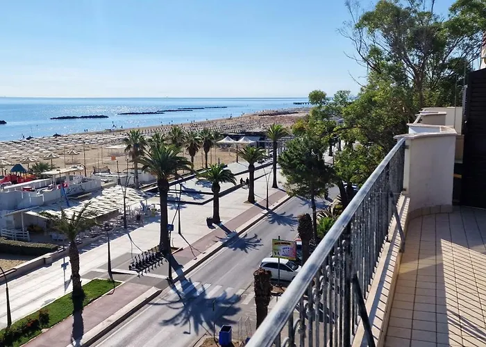 Mansarda Fronte Mare Con Servizio Incluso A アパート