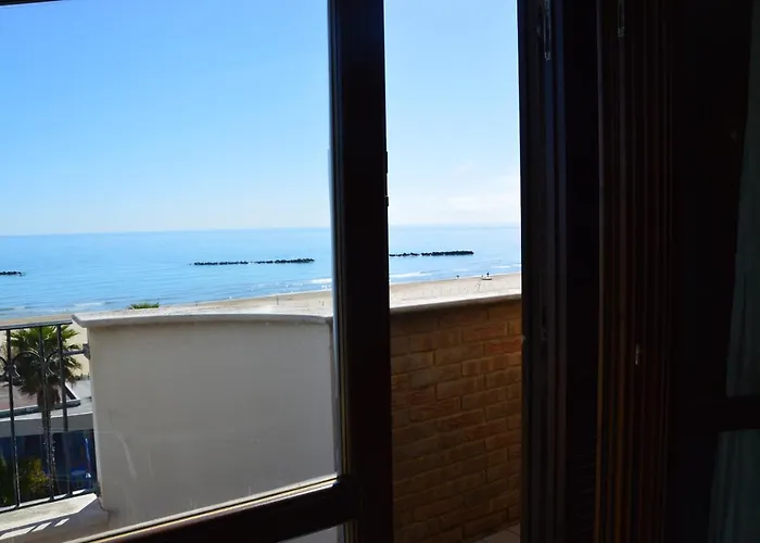 アパート Mansarda Fronte Mare Con Servizio Incluso A ロゼート・デッリ・アブルッツィ